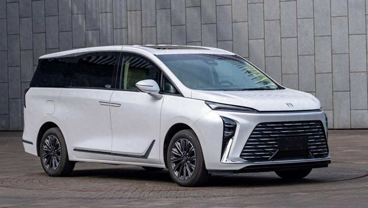 别克gl8陆尊phev综合续航1370km,对比腾势d9 谁更值得买?