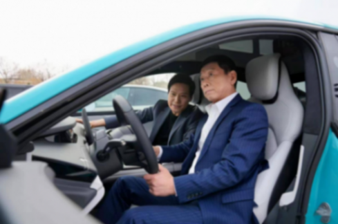 师傅向徒弟学习?传统车企大佬下场直播,中国车市竞争白热化