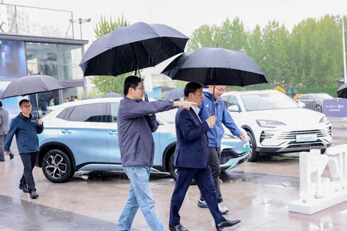 野心藏不住了!比亚迪王传福走访县乡市场,销售网络或将大肆扩张