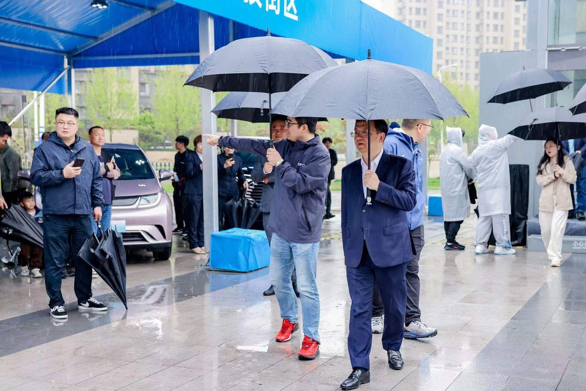 野心藏不住了!比亚迪王传福走访县乡市场,销售网络或将大肆扩张