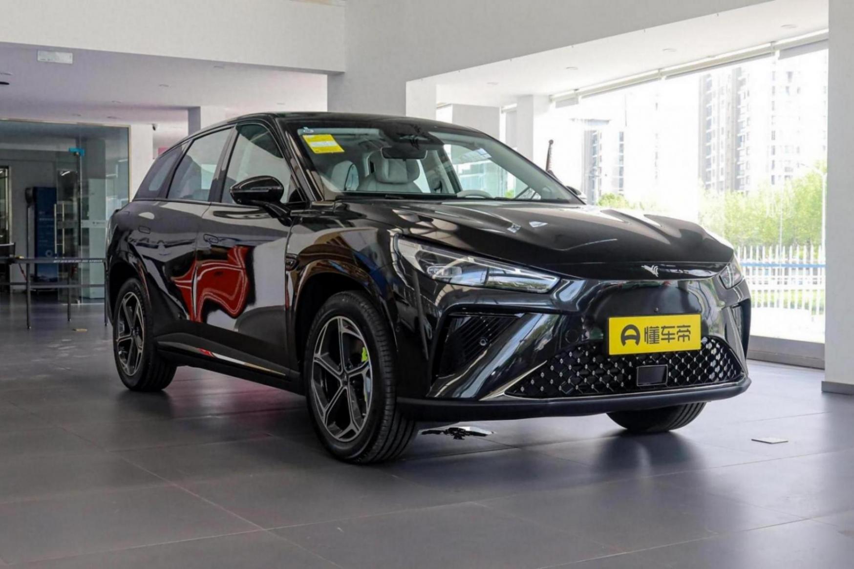 中型大五座suv,自带“冰箱彩电沙发”,哪吒l售12.99万起