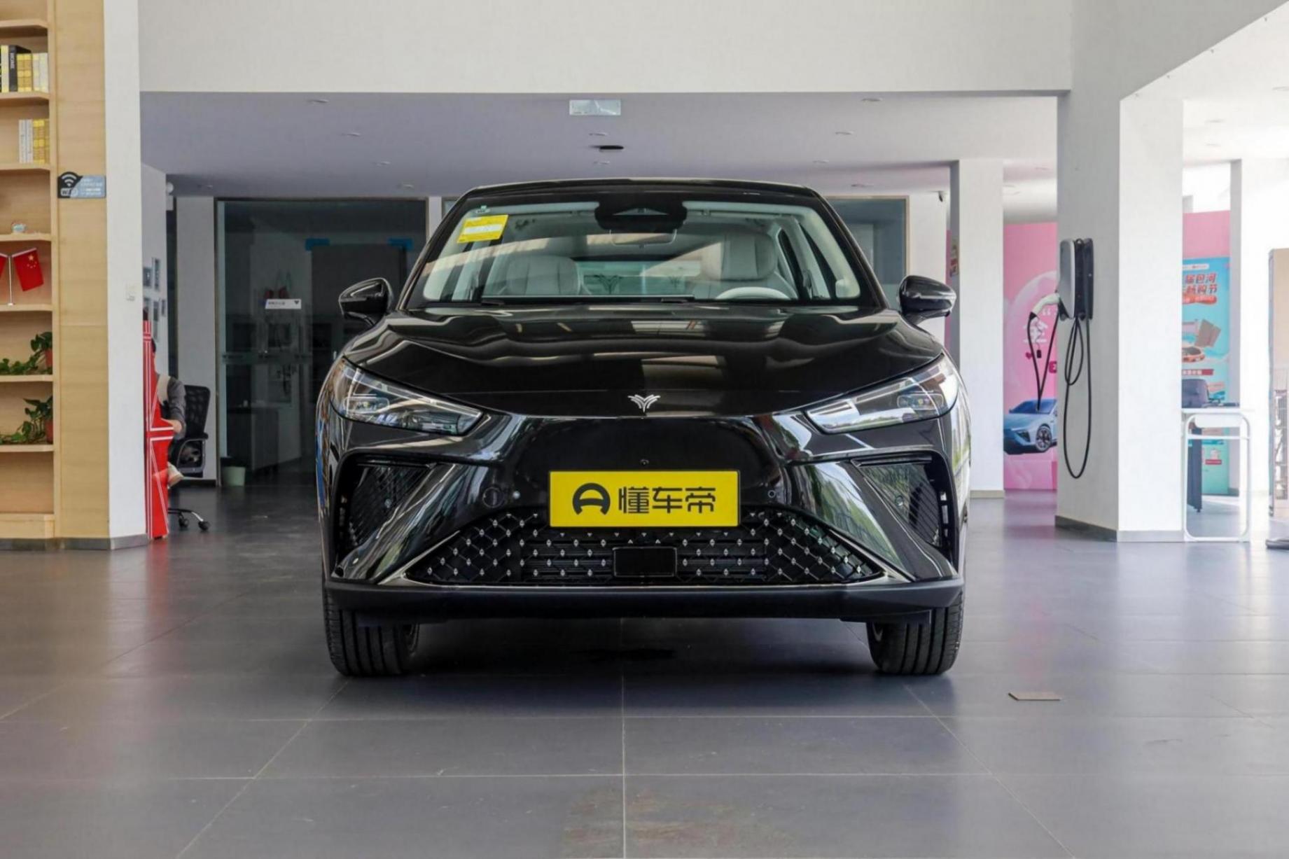 中型大五座suv,自带“冰箱彩电沙发”,哪吒l售12.99万起