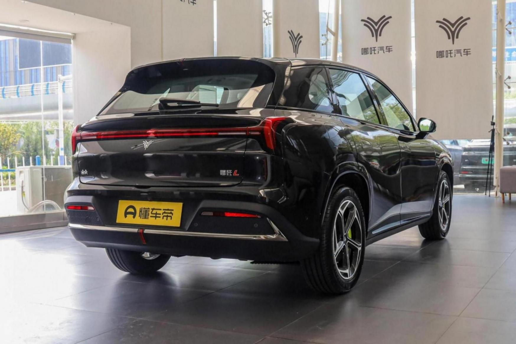 中型大五座suv,自带“冰箱彩电沙发”,哪吒l售12.99万起
