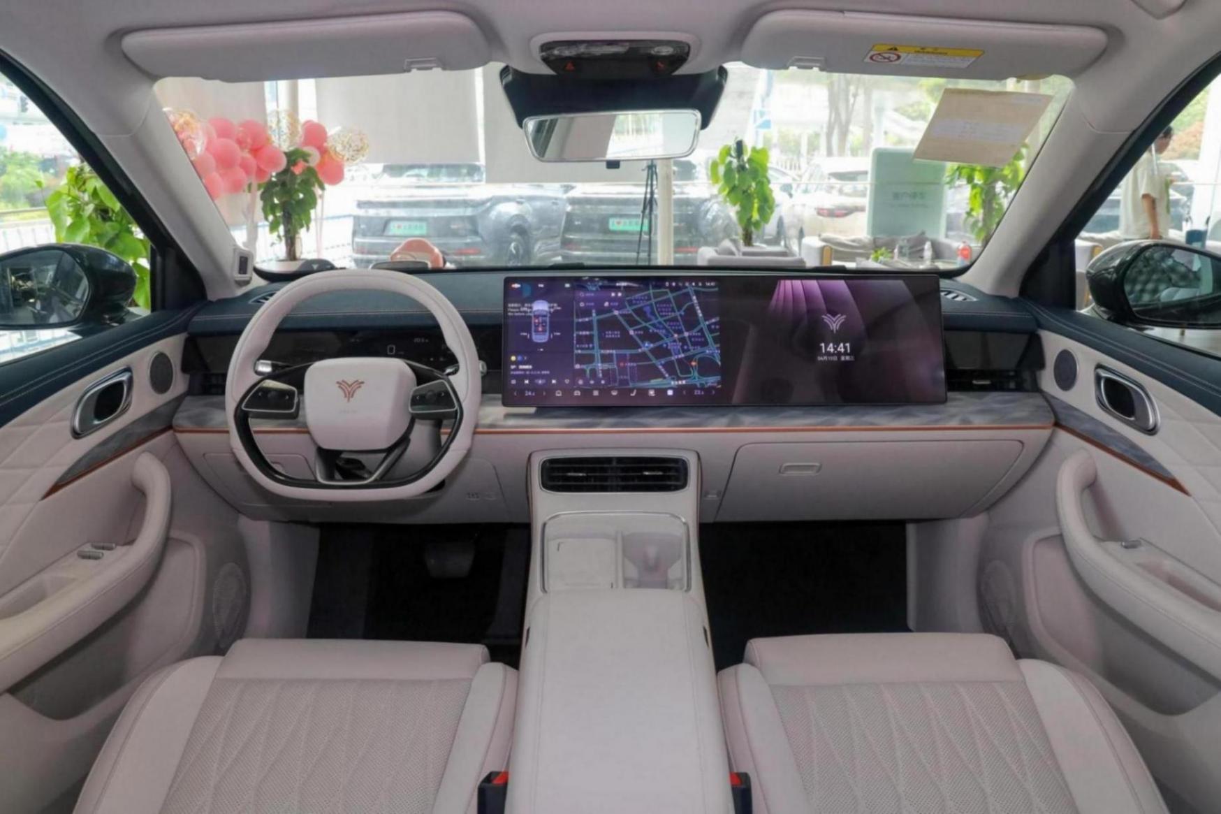 中型大五座suv,自带“冰箱彩电沙发”,哪吒l售12.99万起