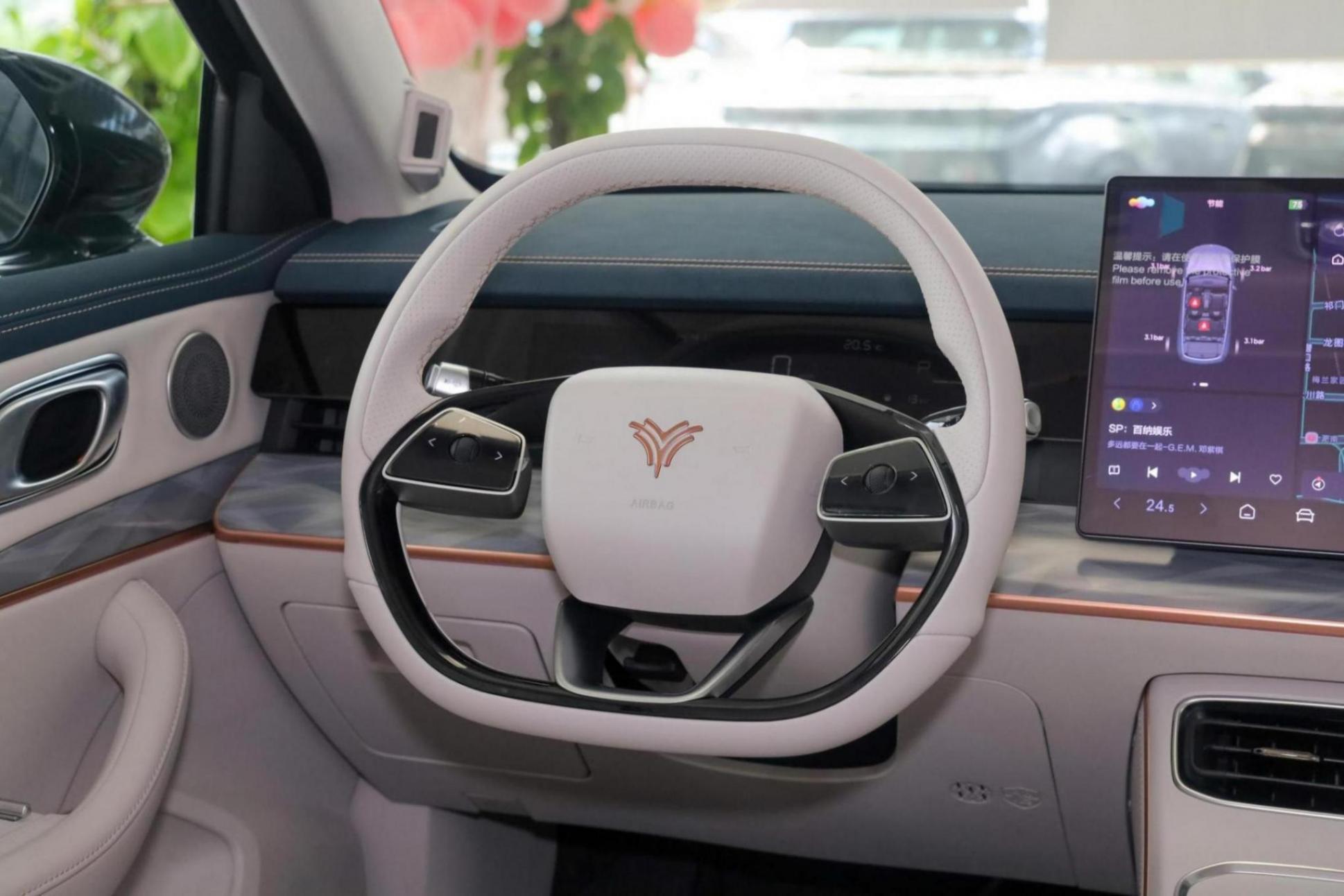 中型大五座suv,自带“冰箱彩电沙发”,哪吒l售12.99万起