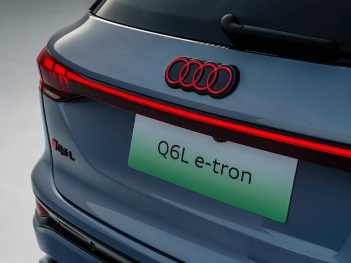 全新奥迪q6l e-tron轴距近3米,四屏交互,百年大厂惊艳车展!