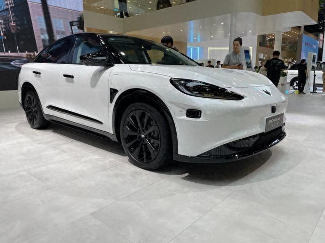 2024款极狐阿尔法s先行版pro售25.68万,便宜7.3万,续航多102km