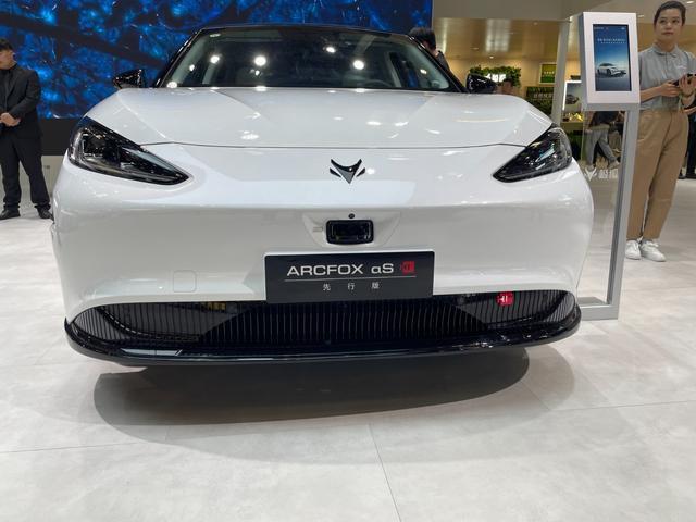 2024款极狐阿尔法s先行版pro售25.68万,便宜7.3万,续航多102km