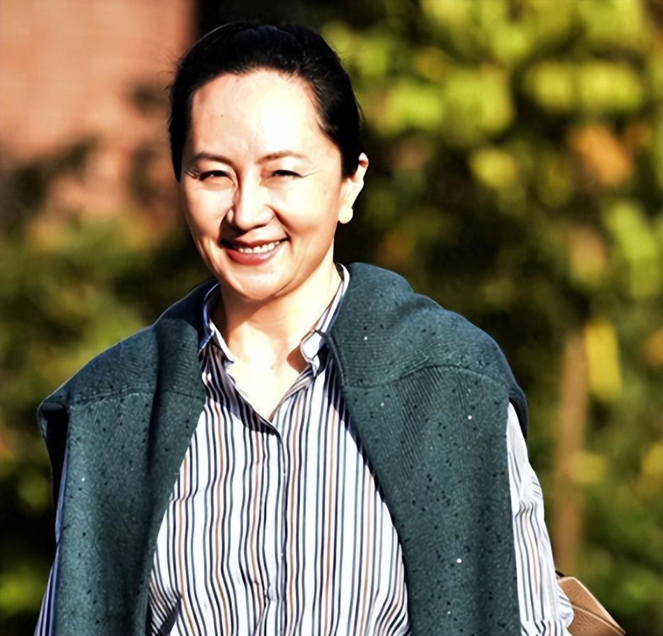 同是任正非的基因,把孟晚舟跟姚安娜一对比,差距这就出来了