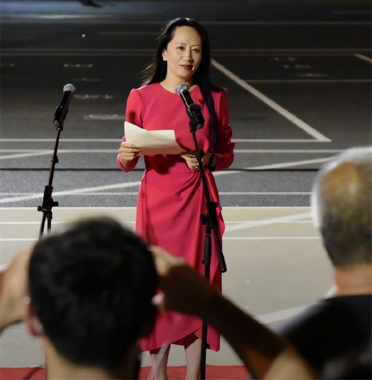 同是任正非的基因,把孟晚舟跟姚安娜一对比,差距这就出来了