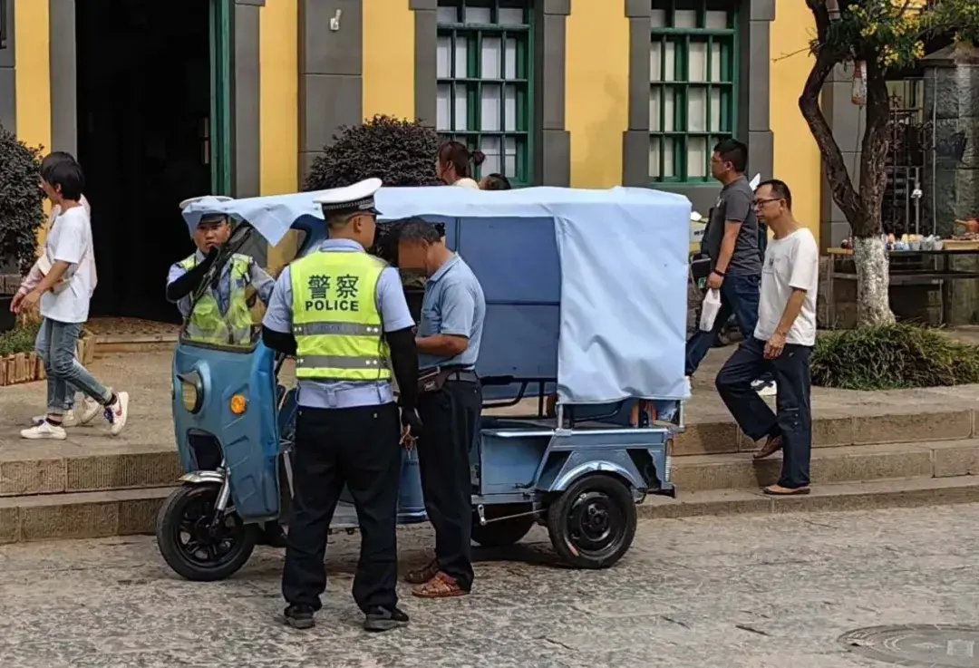 三轮车上路,c1驾照被扣9分?这些情况要注意,否则罚款、扣分
