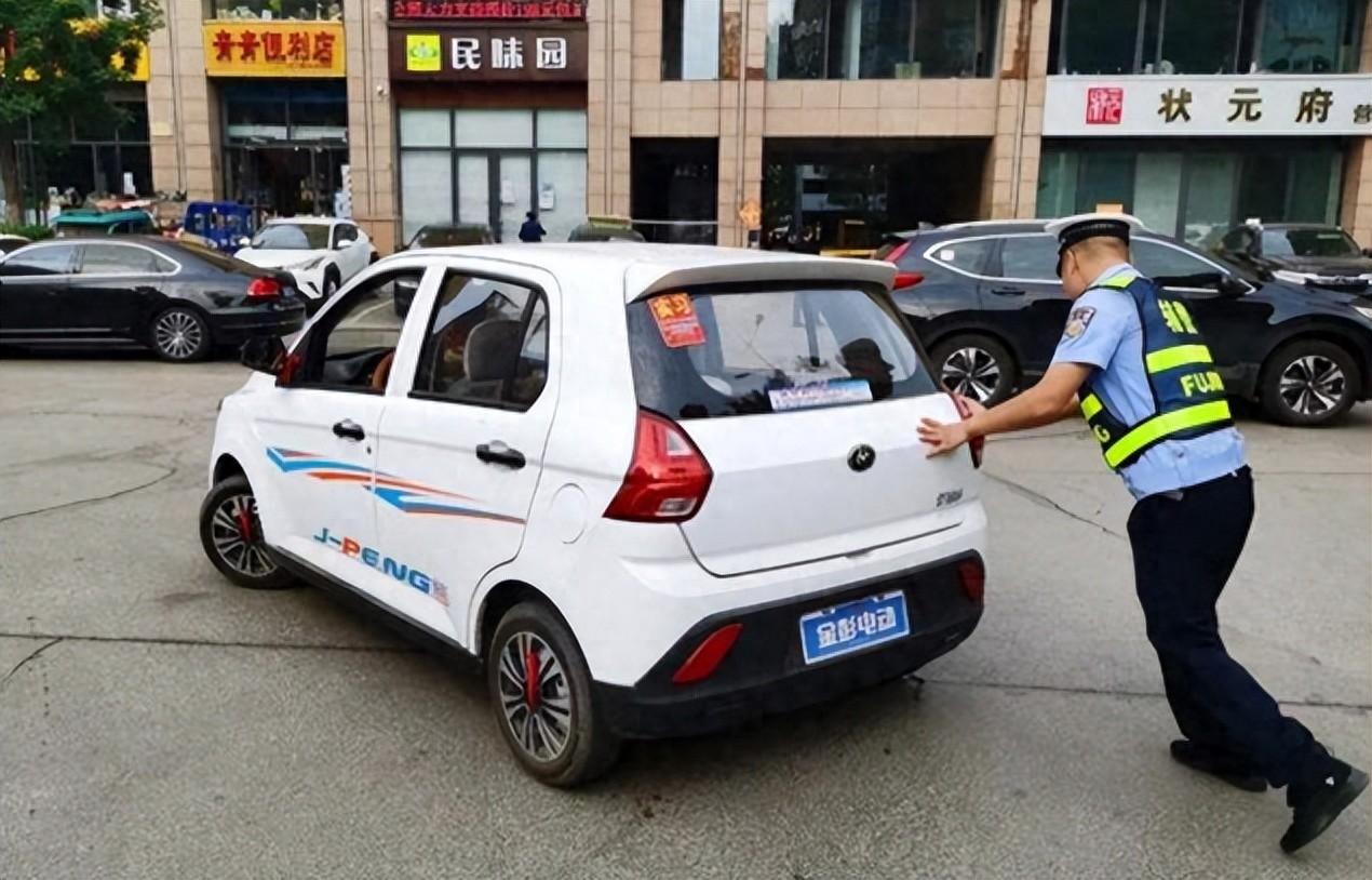 低速四轮车已上牌,上路还被罚?两大原因要注意,否则罚款、扣车