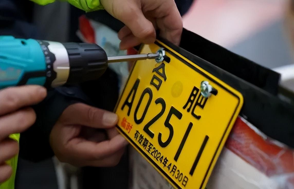 低速四轮车已上牌,上路还被罚?两大原因要注意,否则罚款、扣车